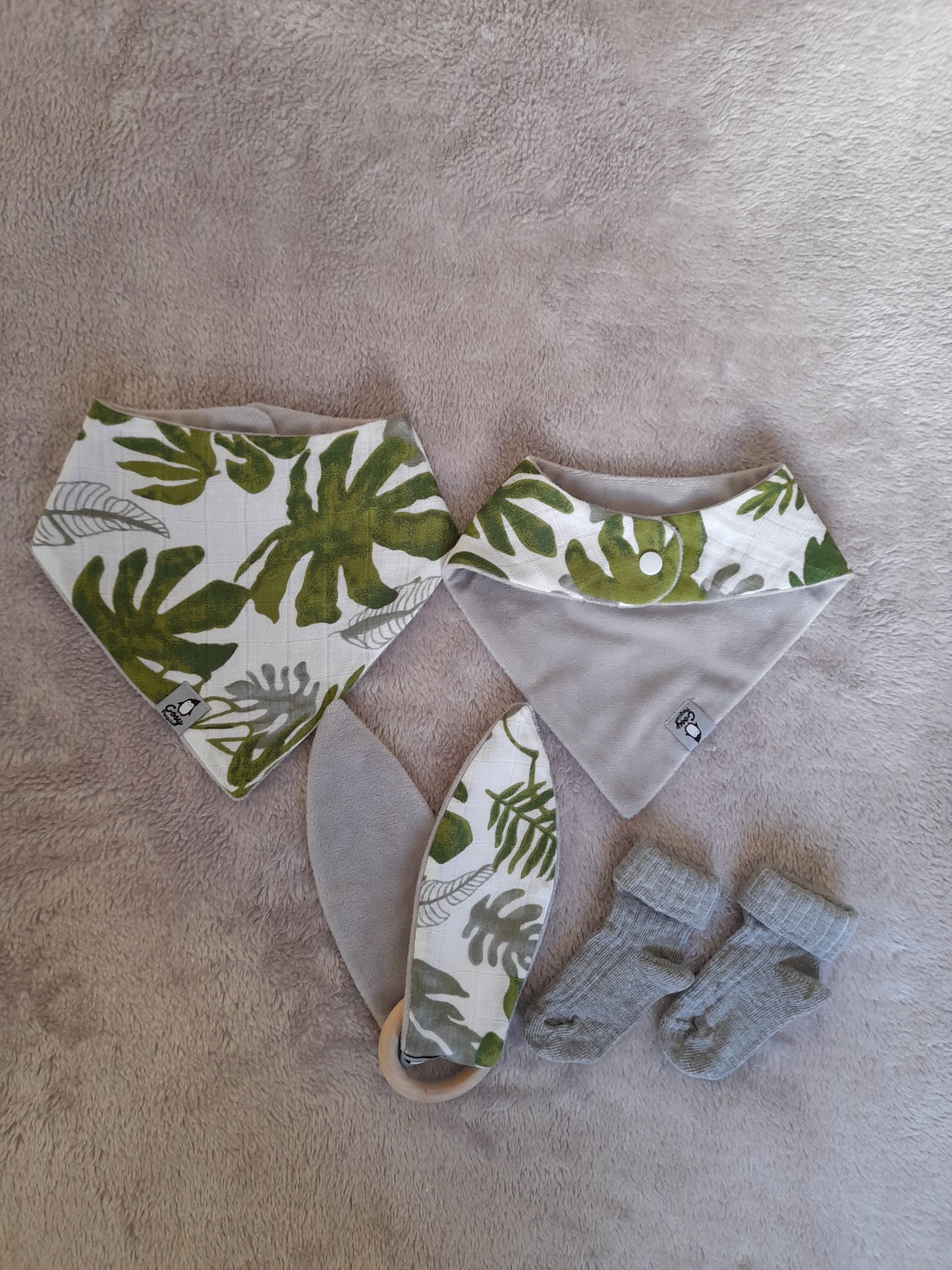 Muslin gift set A1 - set of 5 - Tropical Palm – Leaf. Two bibs, Ring, Socks and Muslin/Swaddle blanket.