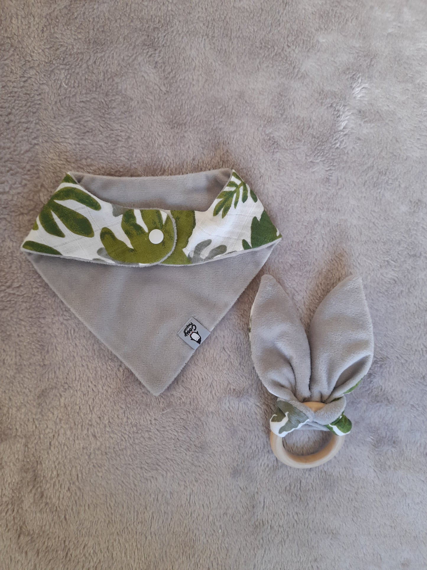 Muslin gift set A1 - set of 5 - Tropical Palm – Leaf. Two bibs, Ring, Socks and Muslin/Swaddle blanket.