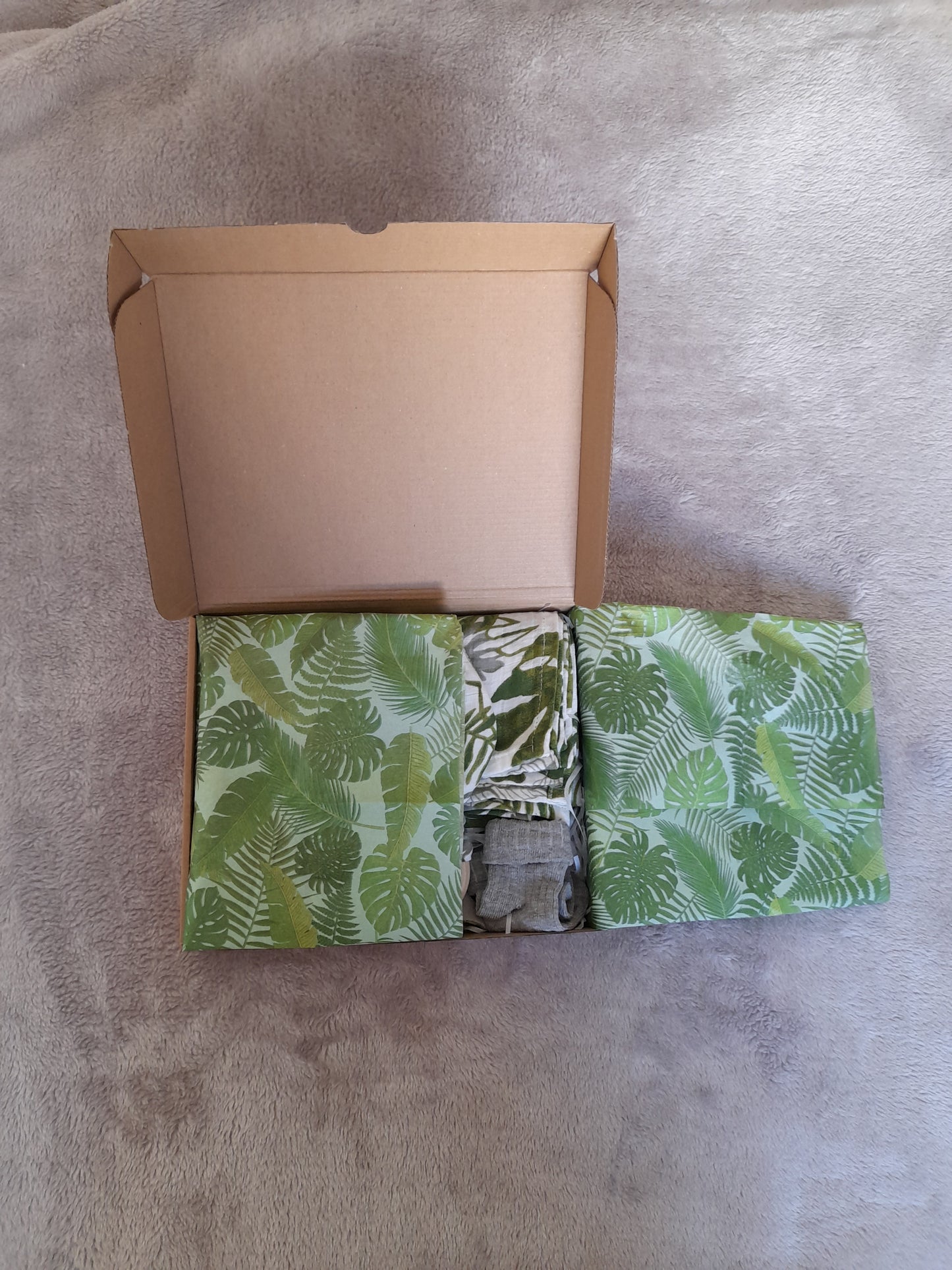 Muslin gift set A1 - set of 5 - Tropical Palm – Leaf. Two bibs, Ring, Socks and Muslin/Swaddle blanket.