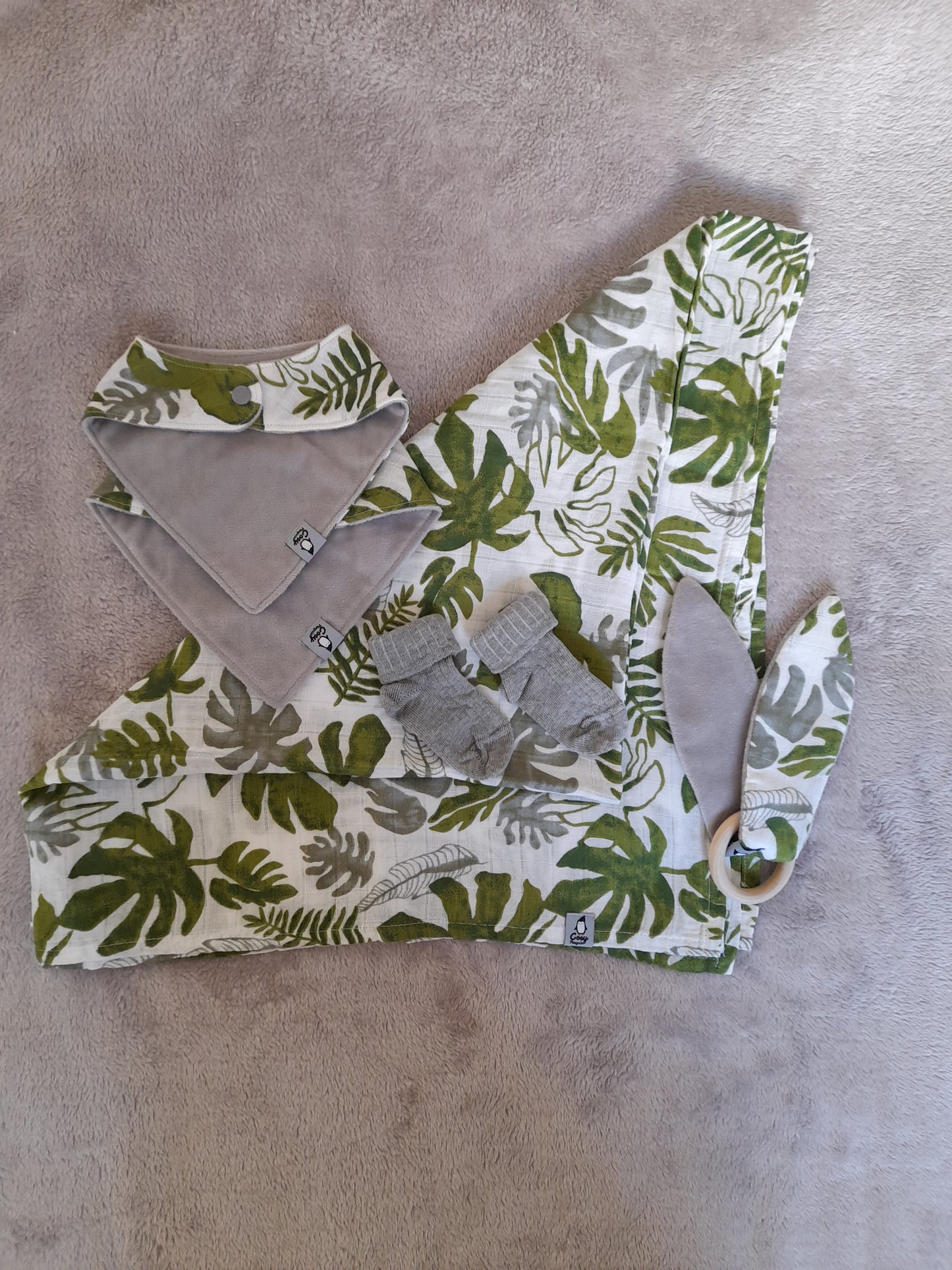 Muslin gift set A1 - set of 5 - Tropical Palm – Leaf. Two bibs, Ring, Socks and Muslin/Swaddle blanket.