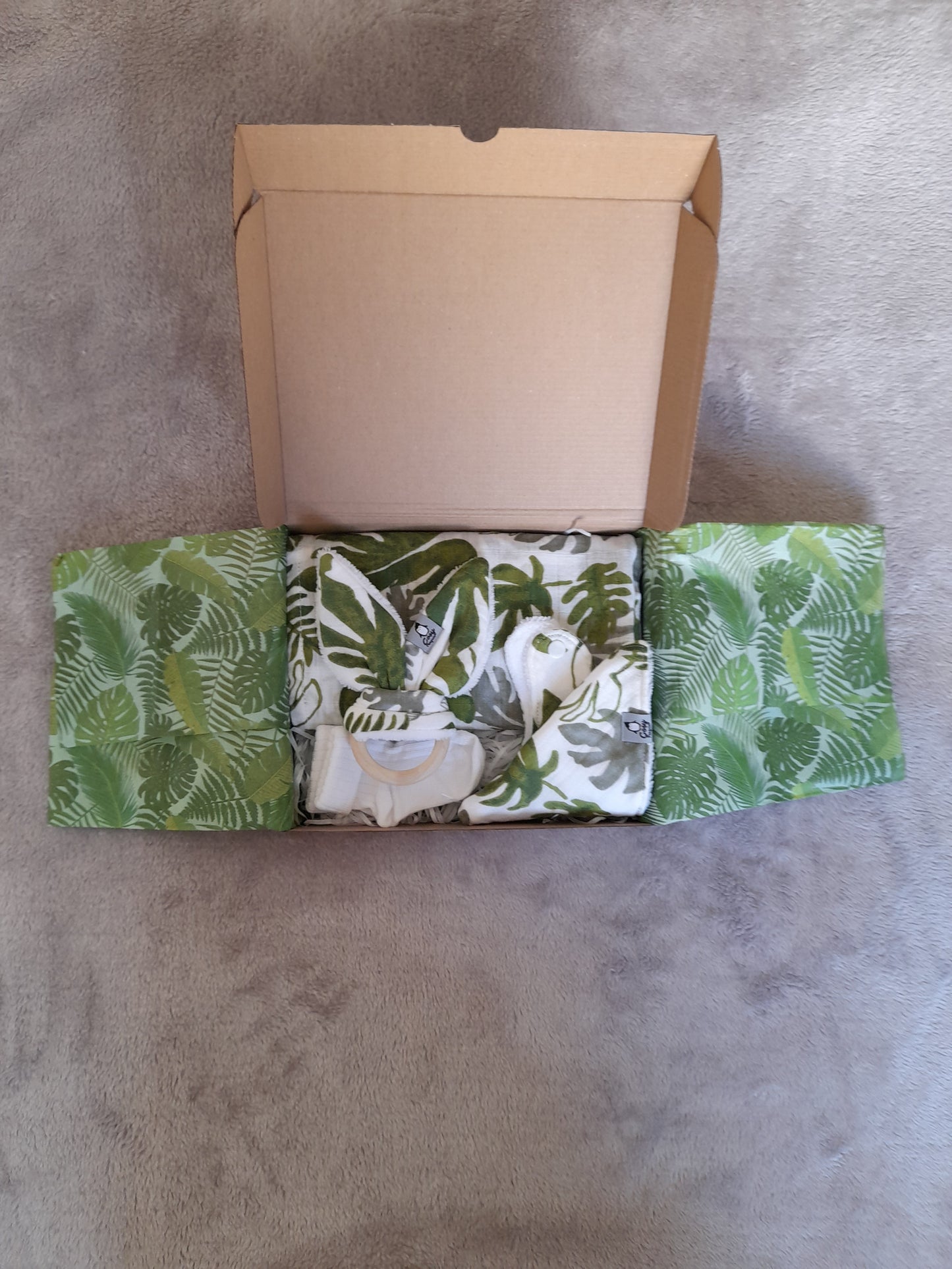 Muslin gift set B1 – set of 4 - Tropical Palm – Leaf. Bib, Wooden ring, Socks and Muslin/Swaddle blanket.
