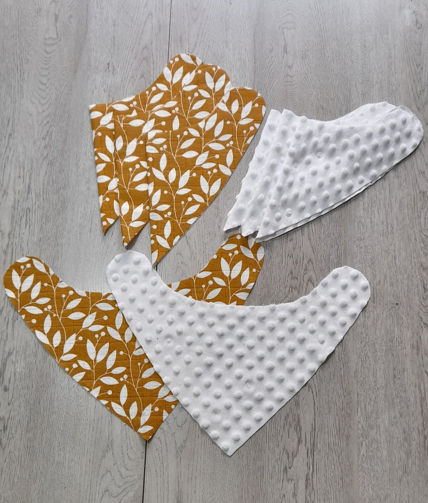 Muslin gift set D1 – set of 7 – Brown/white leaf. Small muslin blanket, Muslin blanket, Baby burp cloth, Two bibs, Socks and Wooden ring