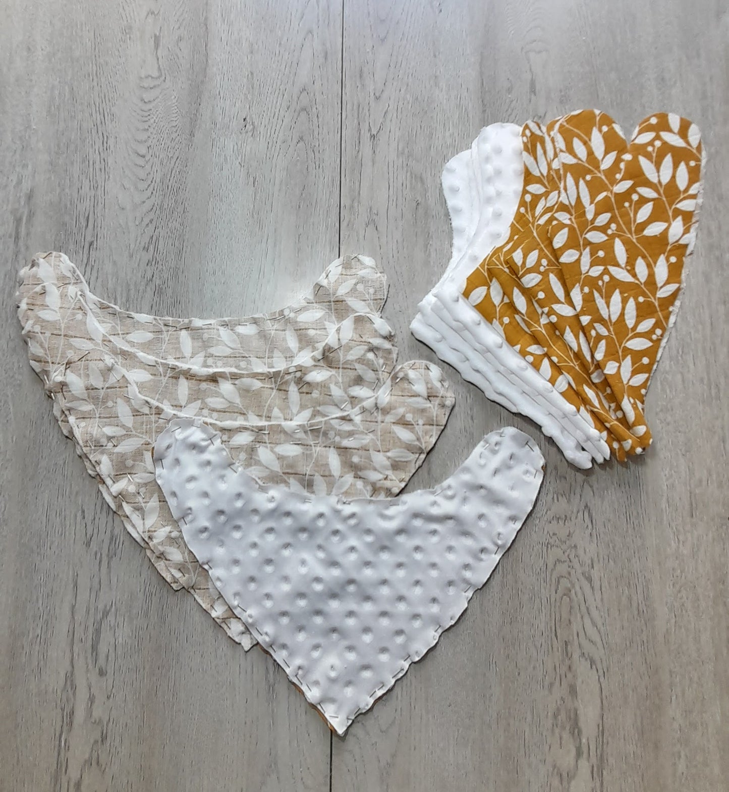 Muslin gift set C1 – set of 2 – Brown/white leaf. Bib, Wooden ring and Baby burp cloth is includet for free