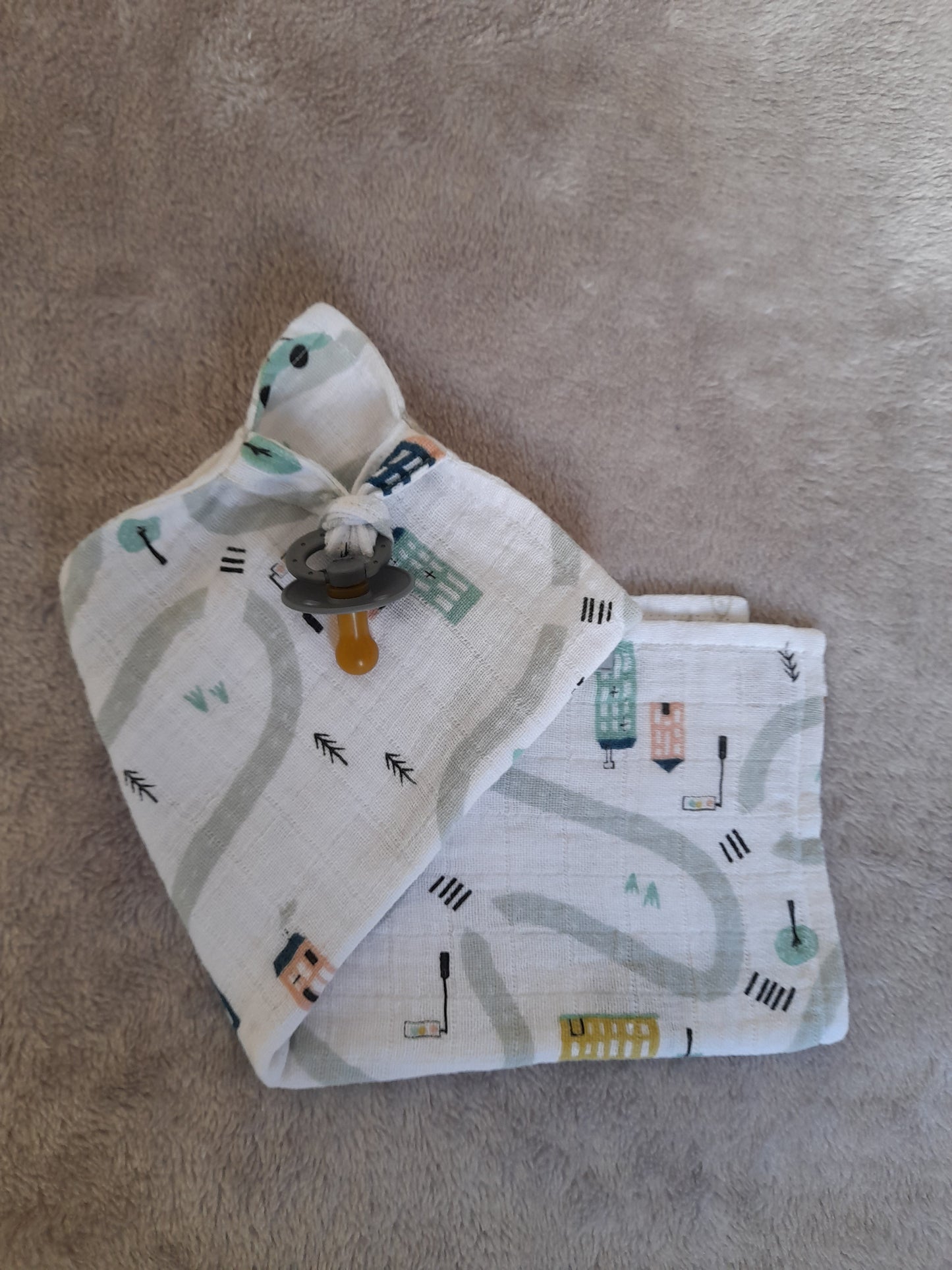 Muslin gift set G1 – set of 5 - City Cars Auto print. Two bibs, Wooden ring, Socks, Baby burp cloth and Muslin cuddle blanket.