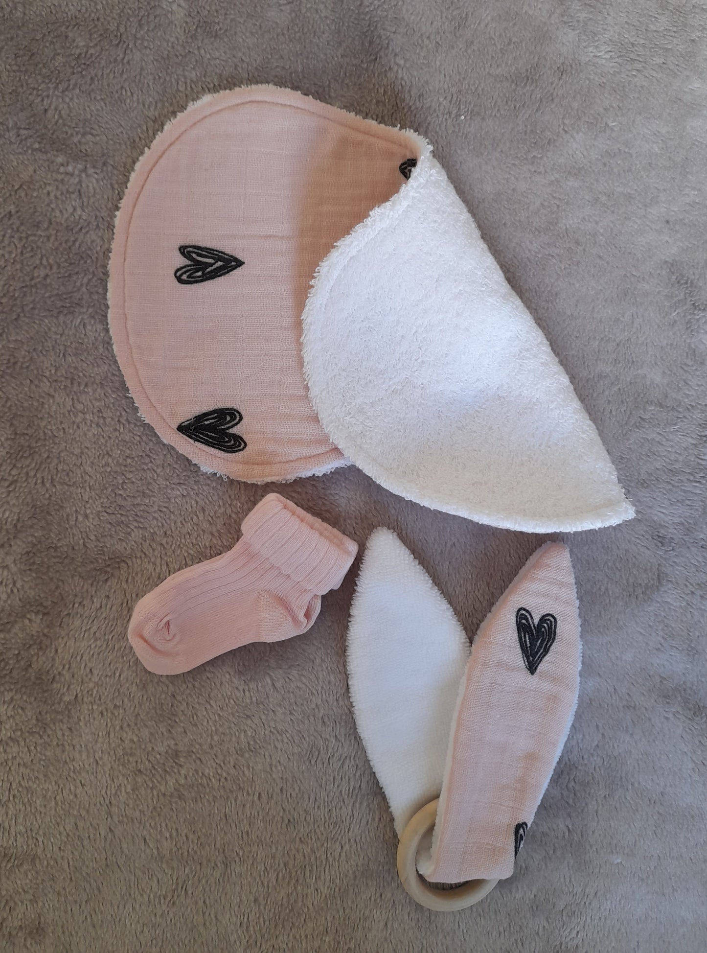 Muslin gift set F1 – set of 4 - Pale pink with black hearts. Muslin, Socks, Wooden ring and Baby burp cloth.