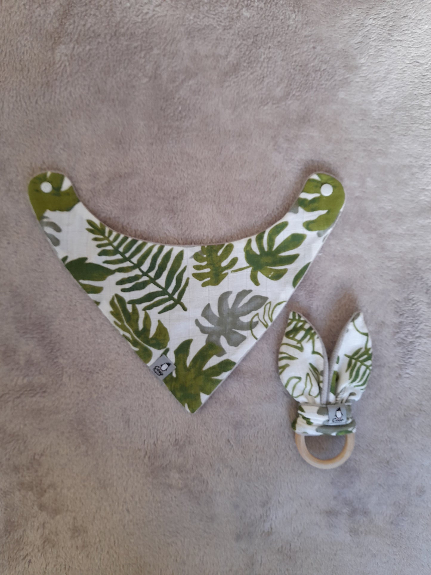 Muslin gift set   A1 - set of 5 - Tropical Palm – Leaf. Two bibs, Ring, Socks and Muslin/Swaddle blanket.