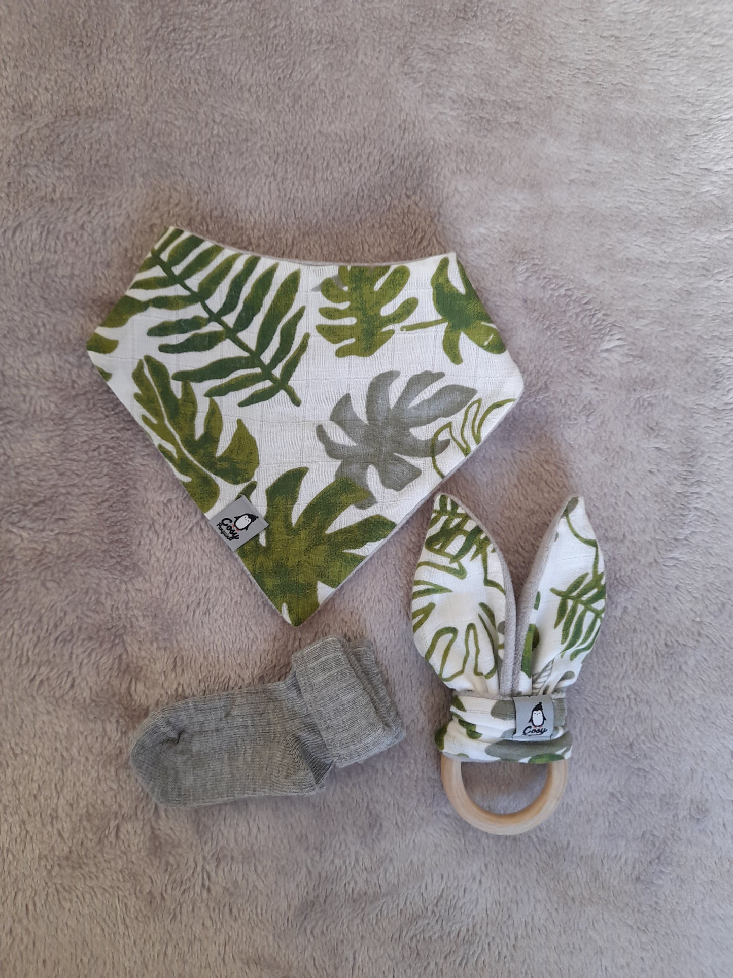 Muslin gift set   A1 - set of 5 - Tropical Palm – Leaf. Two bibs, Ring, Socks and Muslin/Swaddle blanket.
