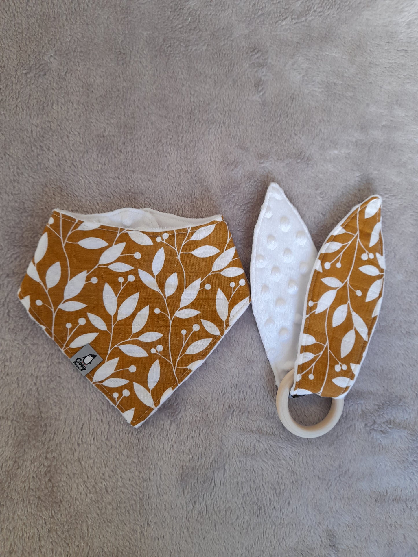 Muslin gift set C1 – set of 2 – Brown/white leaf. Bib, Wooden ring and Baby burp cloth is includet for free