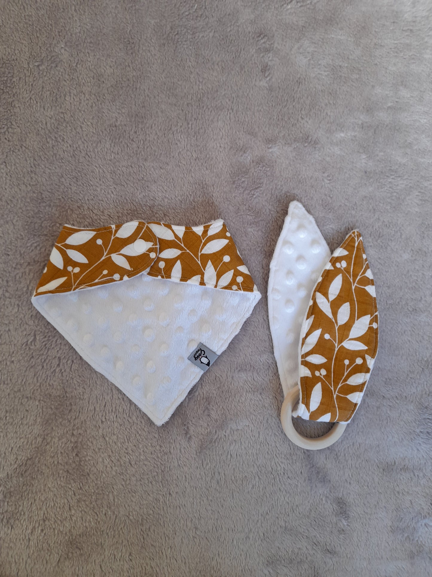 Muslin gift set C1 – set of 2 – Brown/white leaf. Bib, Wooden ring and Baby burp cloth is includet for free