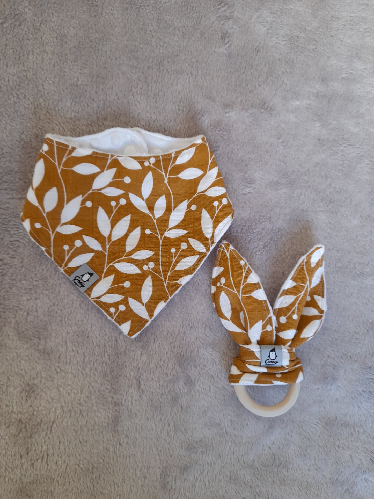 Muslin gift set C1 – set of 2 – Brown/white leaf. Bib, Wooden ring and Baby burp cloth is includet for free