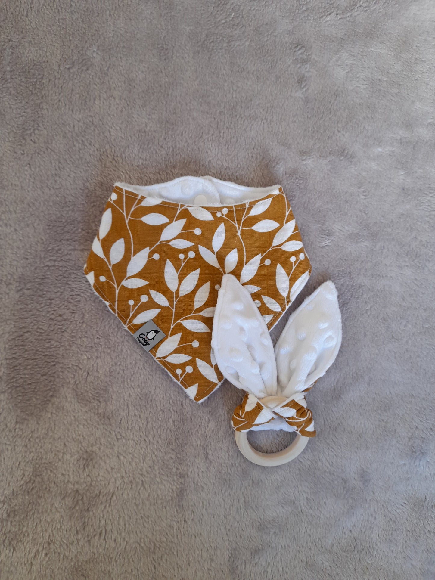 Muslin gift set C1 – set of 2 – Brown/white leaf. Bib, Wooden ring and Baby burp cloth is includet for free