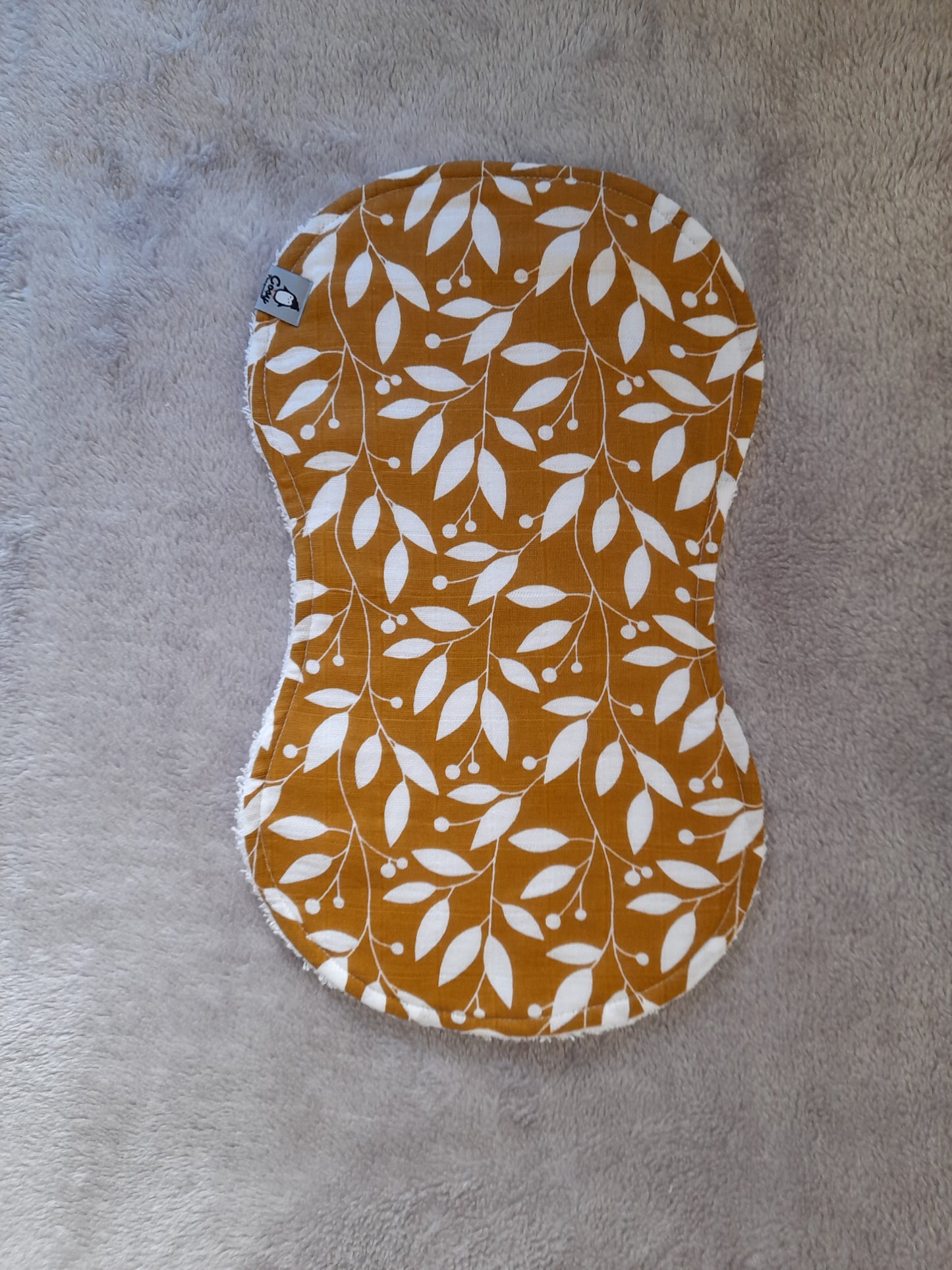 Muslin gift set C1 – set of 2 – Brown/white leaf. Bib, Wooden ring and Baby burp cloth is includet for free