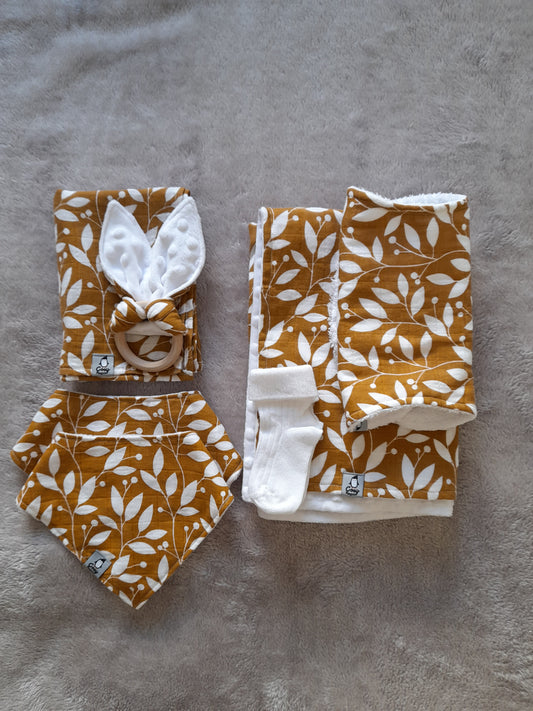 Muslin gift set D1 – set of 7 – Brown/white leaf. Small muslin blanket, Muslin blanket, Baby burp cloth, Two bibs, Socks and Wooden ring