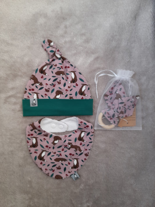 Gift set U - set of 3 - Bib, Knotted hat and Small wooden ring